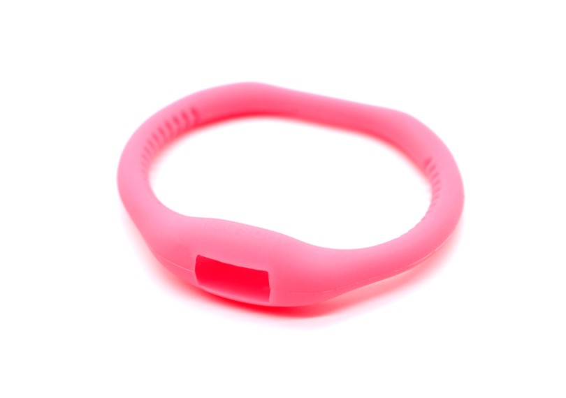 戴上驅(qū)蚊硅膠手環(huán)免受蚊子的侵?jǐn)_